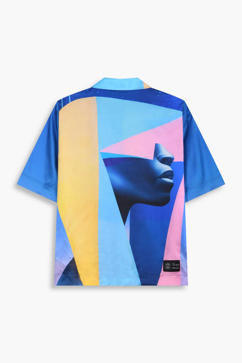 Vue de dos Chemise bleu 100% soie de Galerie 75 avec l'oeuvre "POP VR" de l'artiste français SKIO