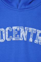 Détail hoodie bleu violet Galerie 75 avec nom de la collection égocentrik inscrit en effet dentelle 