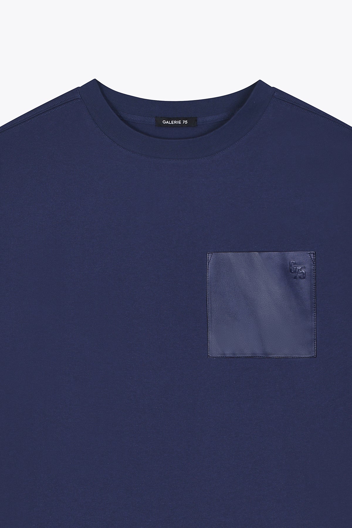 T-shirt homme en coton bleu navy Galerie 75 avec poche cuir
