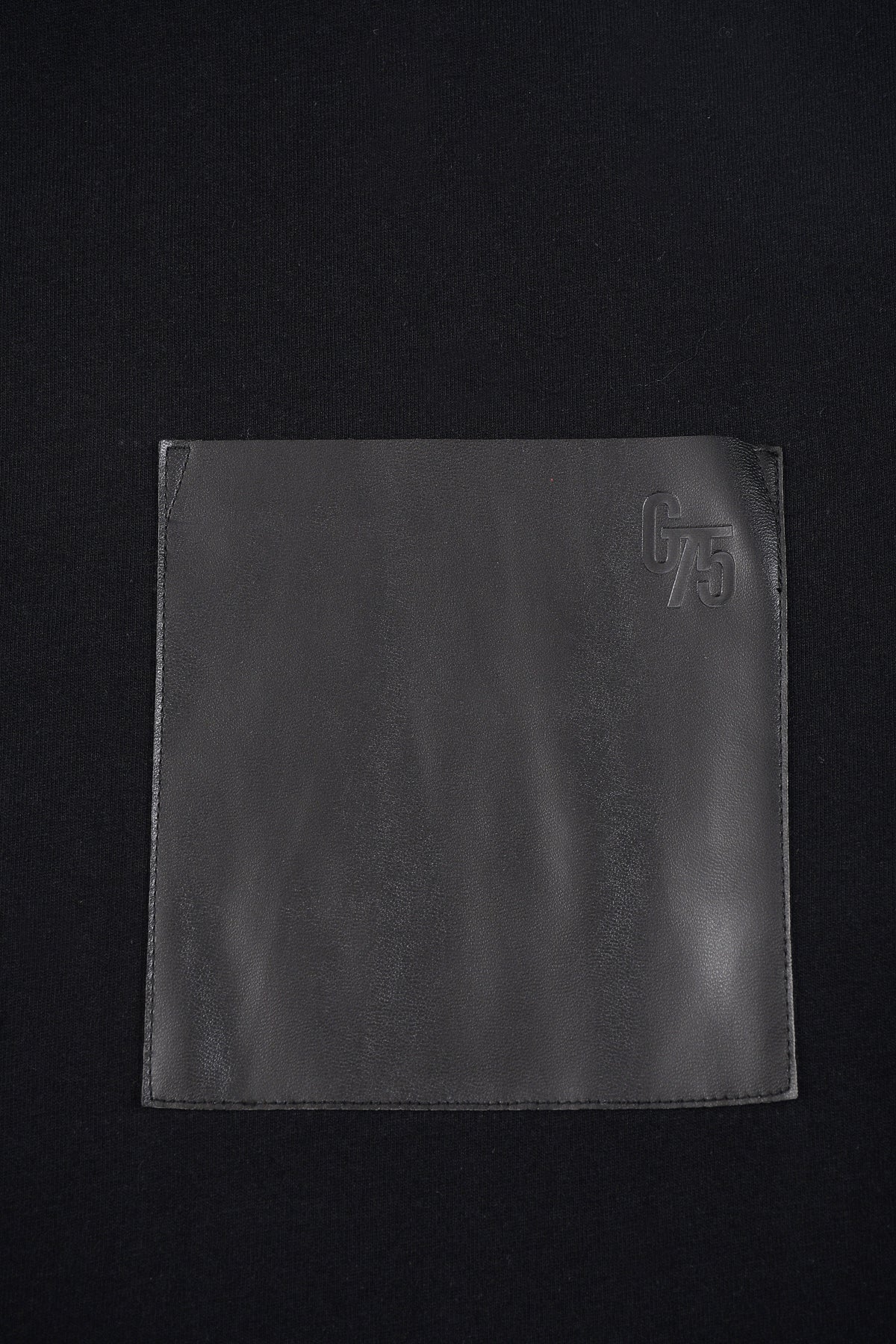 T-shirt homme en coton noir Galerie 75 avec poche cuir