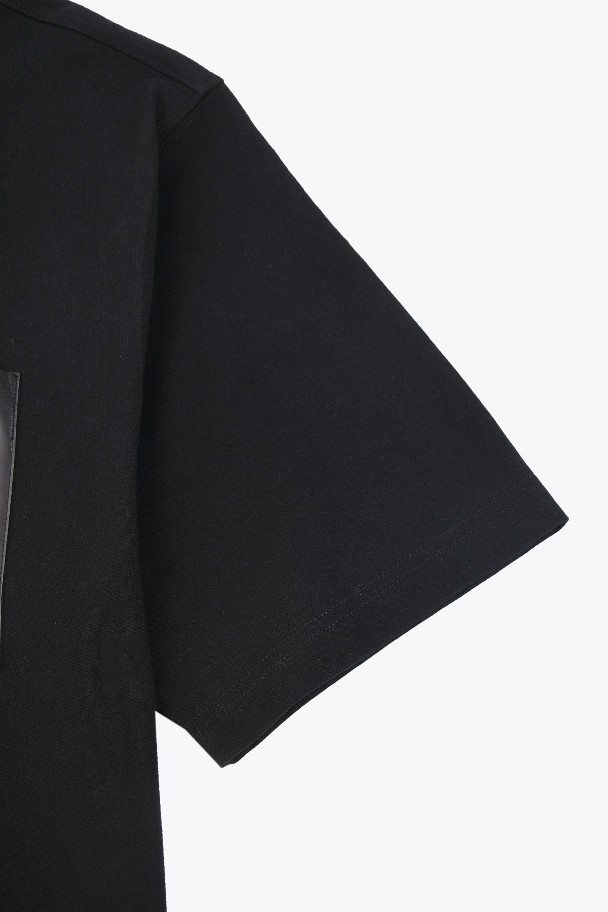 T-shirt homme en coton noir Galerie 75 avec poche cuir