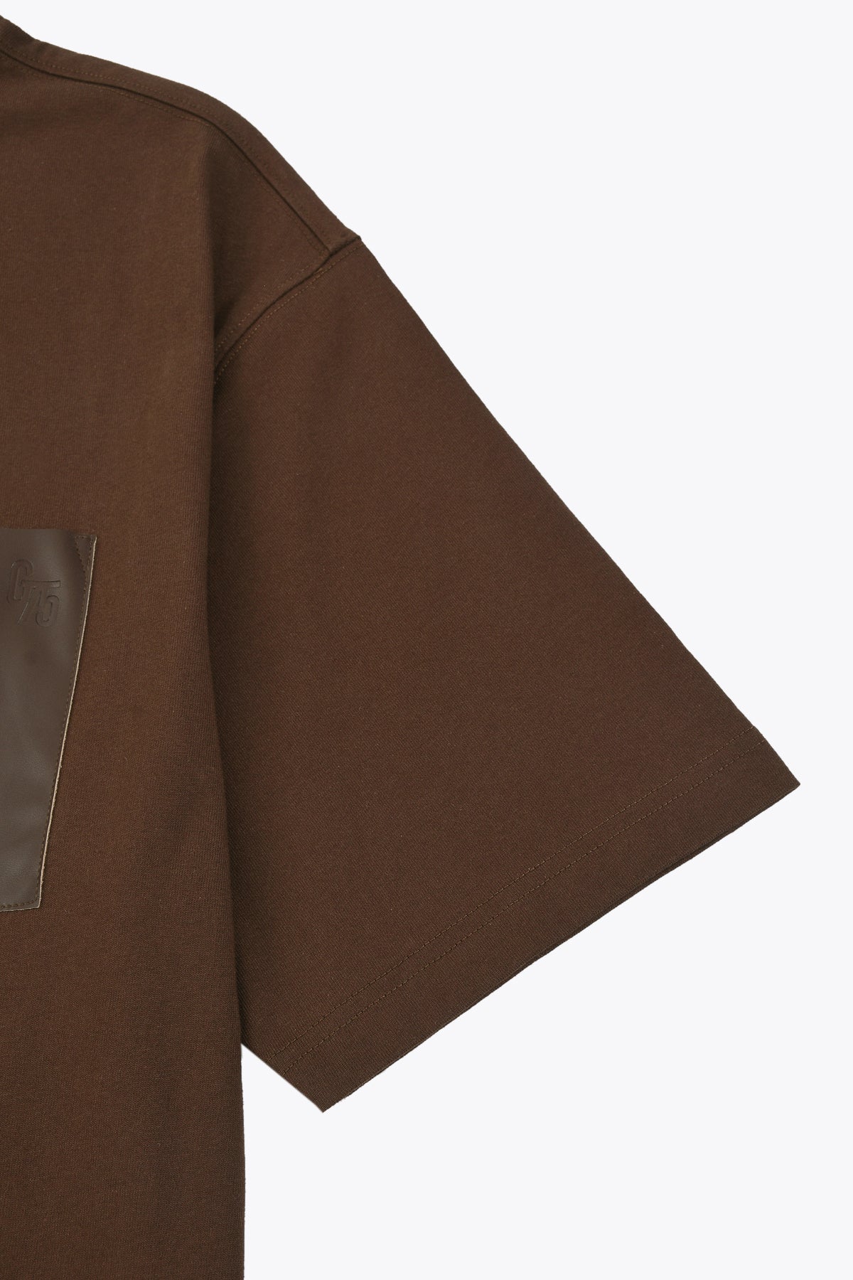 T-shirt homme en coton marron Galerie 75 avec poche cuir