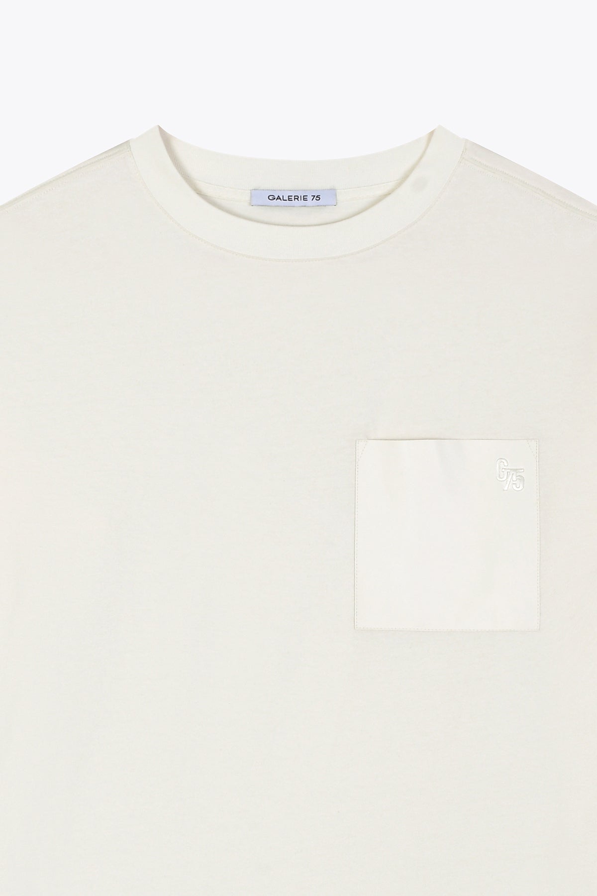 T-shirt homme en coton blanc cassé Galerie 75 avec poche cuir
