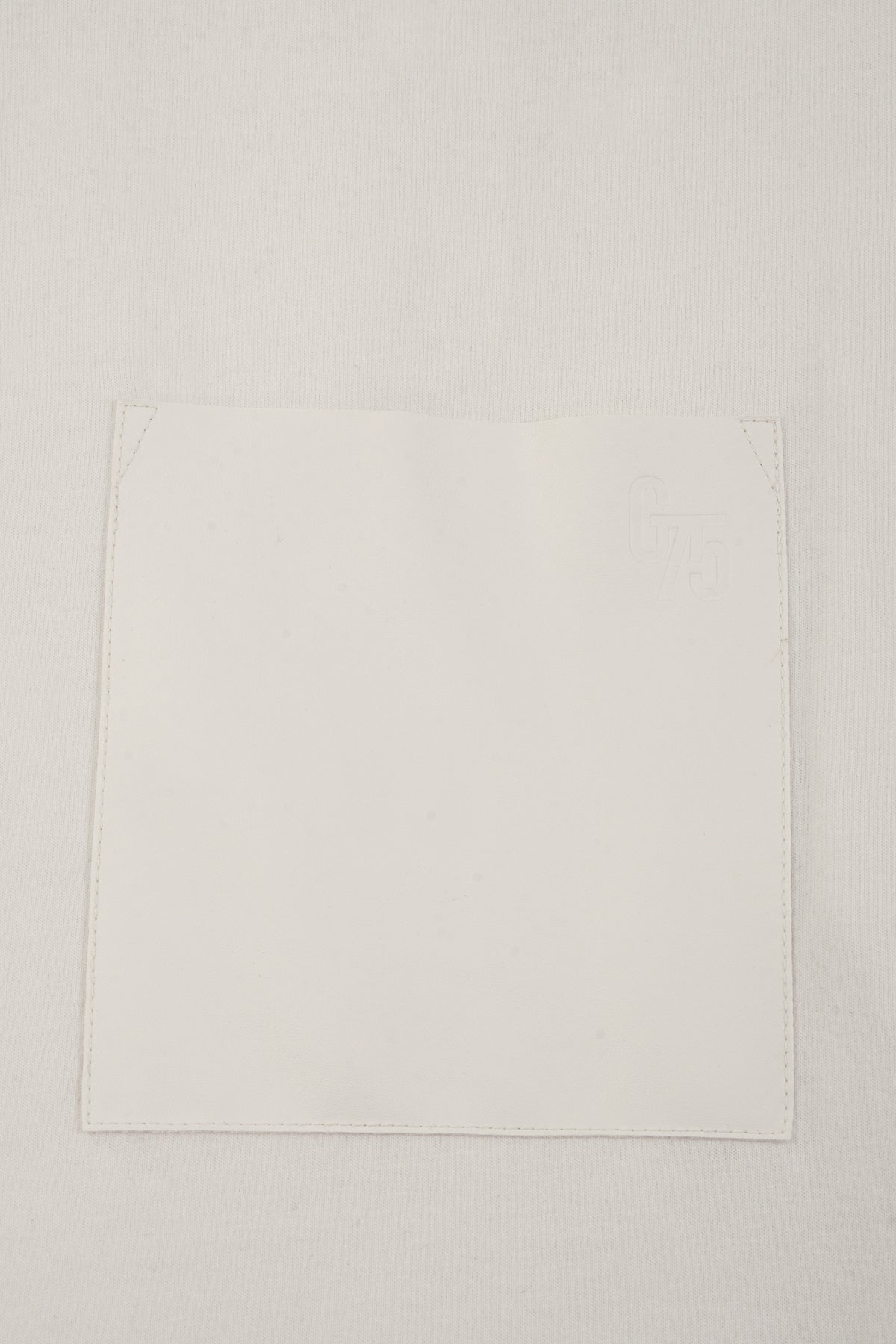 T-shirt homme en coton blanc cassé Galerie 75 avec poche cuir