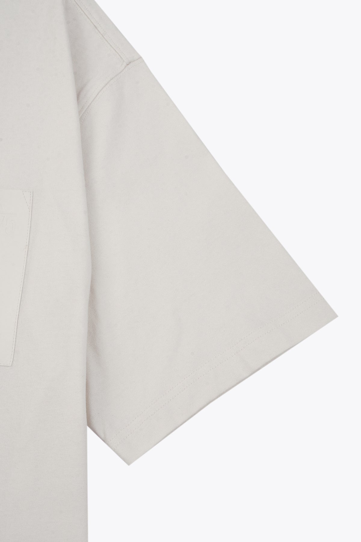 T-shirt homme en coton blanc cassé Galerie 75 avec poche cuir