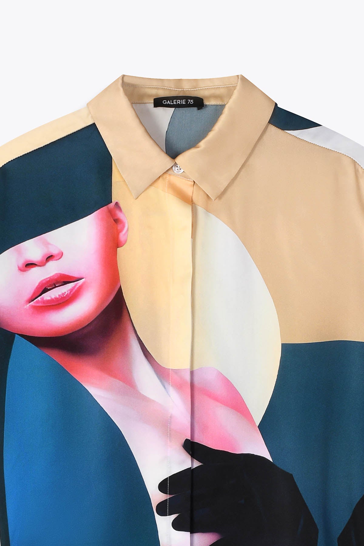 Détail col Chemise femme soie manches longues  "Les amazones" art by Skio x Galerie 75