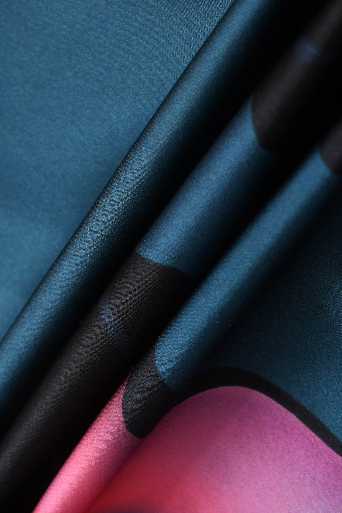 Zoom tissus soie Chemise femme soie manches longues  "Les amazones" art by Skio x Galerie 75