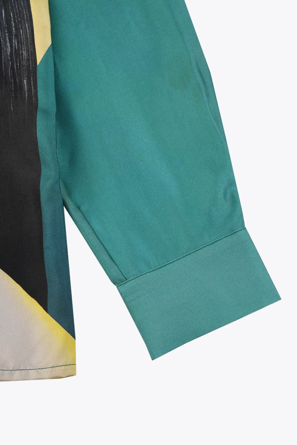 Détail manche Chemise homme en soie manches longues : Œuvre “Asian Spleen” de Skio x Galerie 75