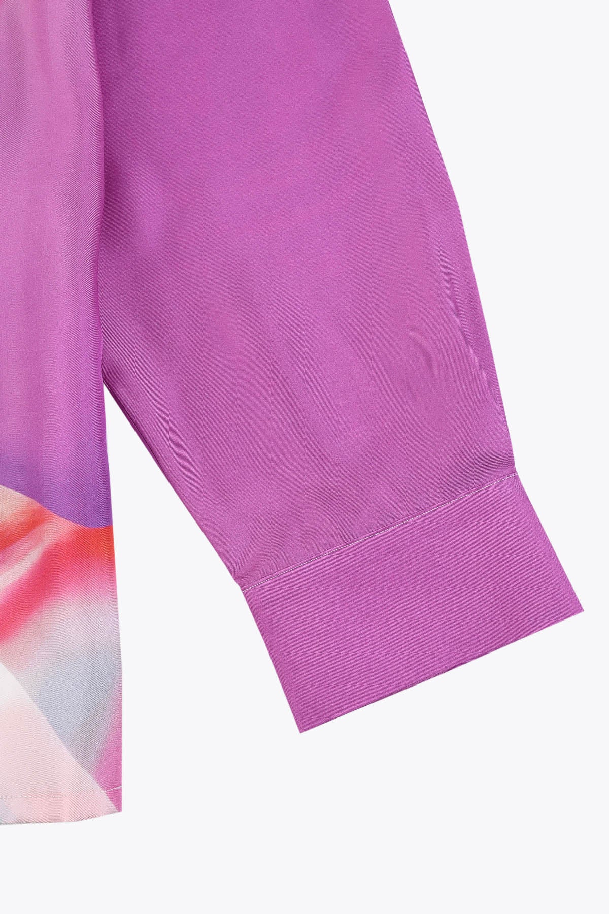 détail manches Chemise homme en soie manches longues : Œuvre “Guerrière” de Skio x Galerie 75