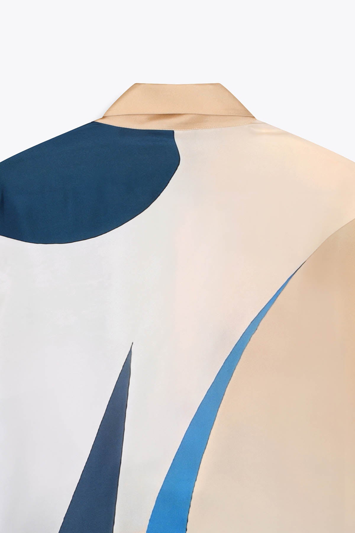 Détail col de dos Chemise homme en soie manches longues : Œuvre “Les Amazones” de Skio x Galerie 75