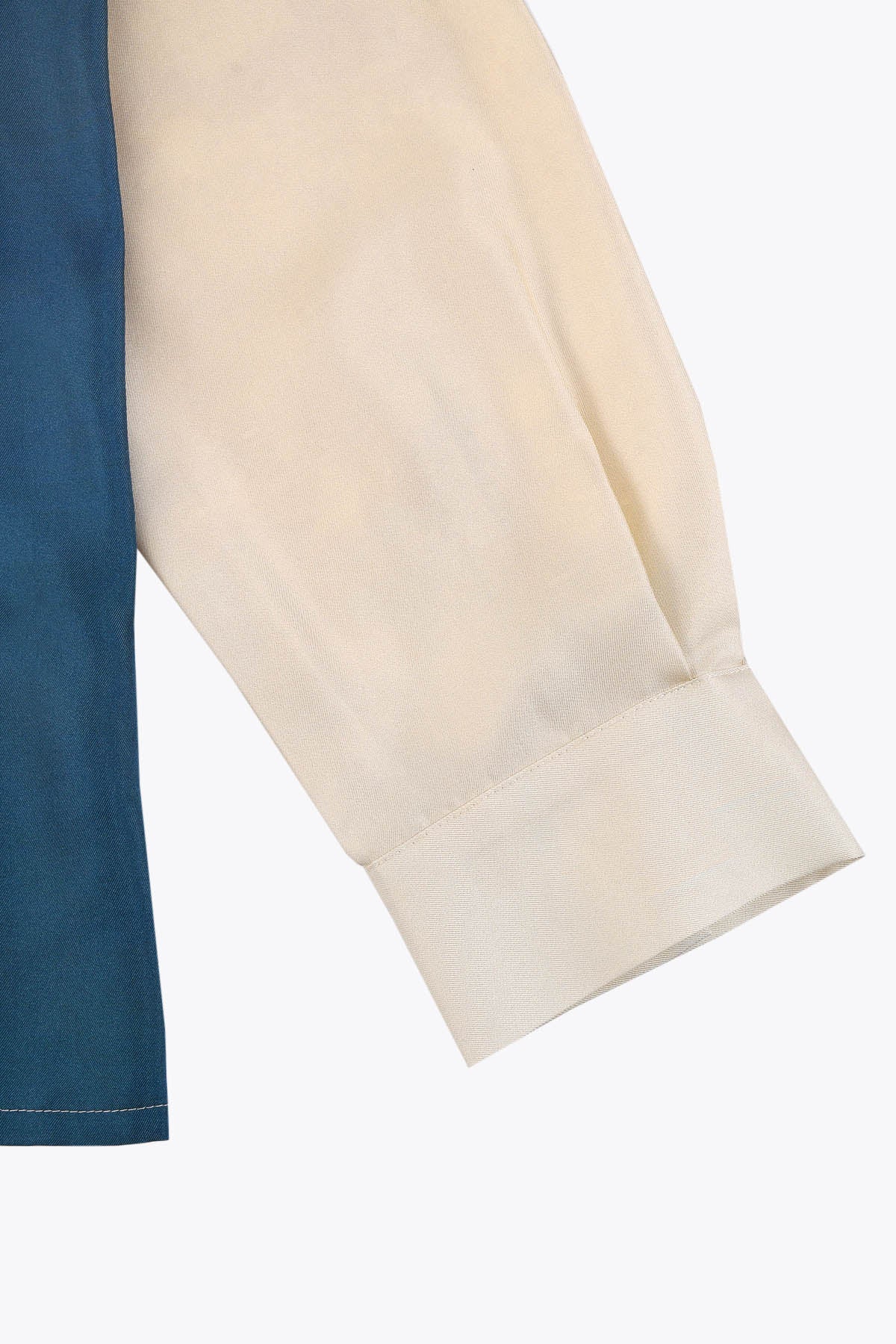 Zoom manches Chemise homme en soie manches longues : Œuvre “Les Amazones” de Skio x Galerie 75