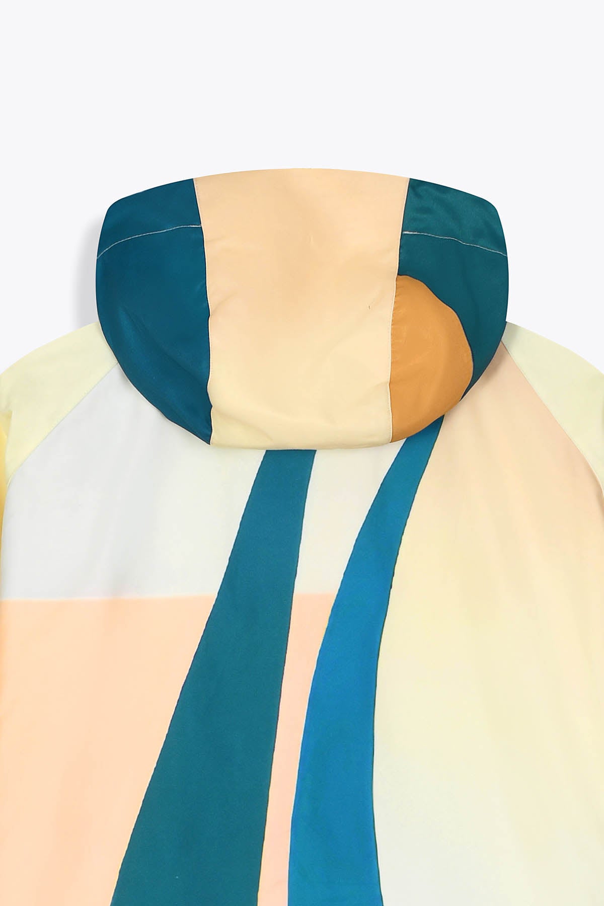 Vue de dos capuche art Coupe-vent imperméable réversible : Œuvre “Les Amazones” de Skio x Galerie 75
