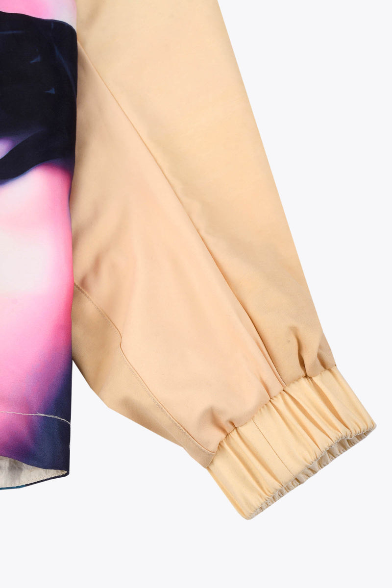 détail manches Coupe-vent imperméable réversible : Œuvre “Les Amazones” de Skio x Galerie 75