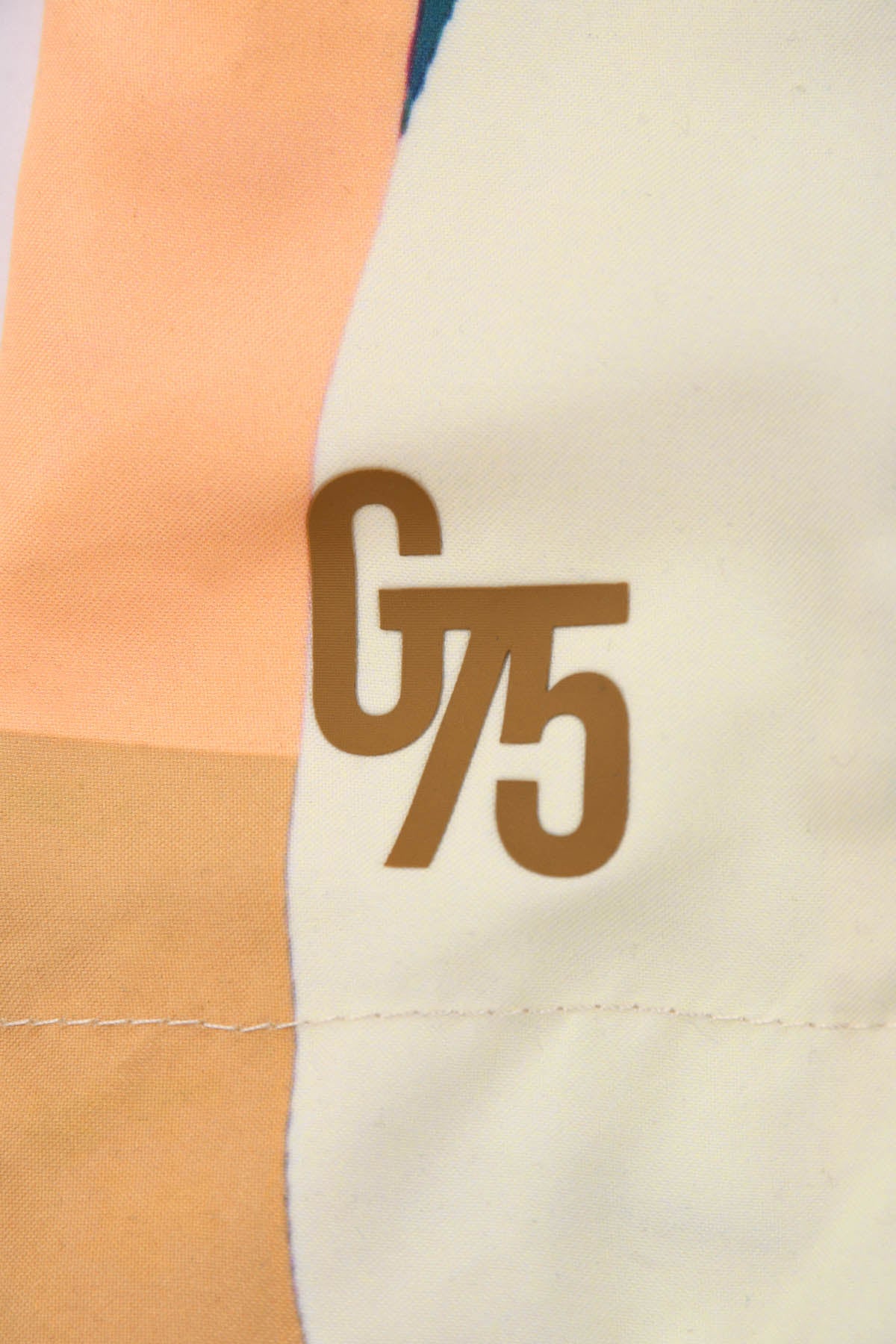 logo détail Coupe-vent imperméable réversible : Œuvre “Les Amazones” de Skio x Galerie 75