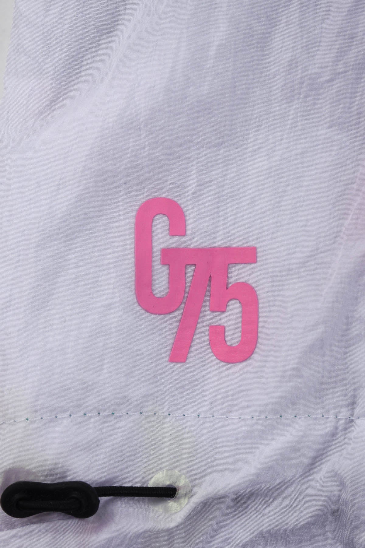 Coupe-vent réversible blanc  Œuvre “Art Déco” de Skio x Galerie 75 détail logo sur version blanc