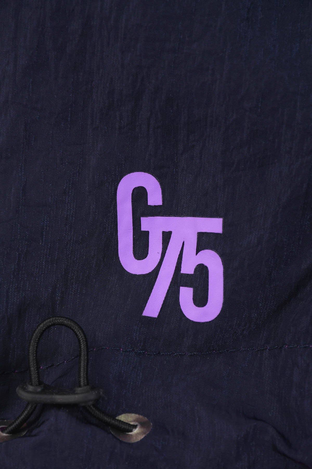 Coupe-vent réversible imperméable bleu marine avec Œuvre “Guerrière” de Skio x Galerie 75 logo violet 