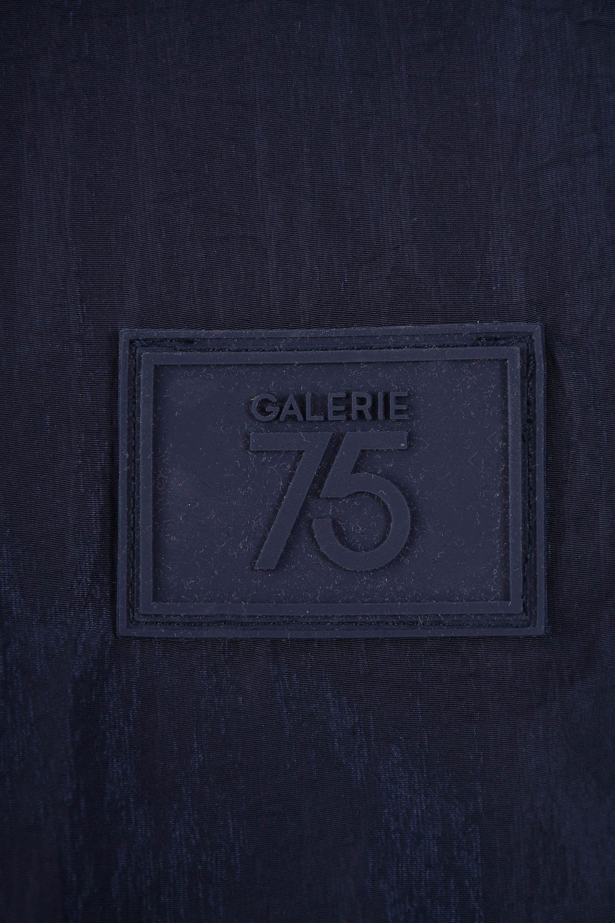 Coupe-vent réversible imperméable bleu marine avec Œuvre “Guerrière” de Skio x Galerie 75 étiquette