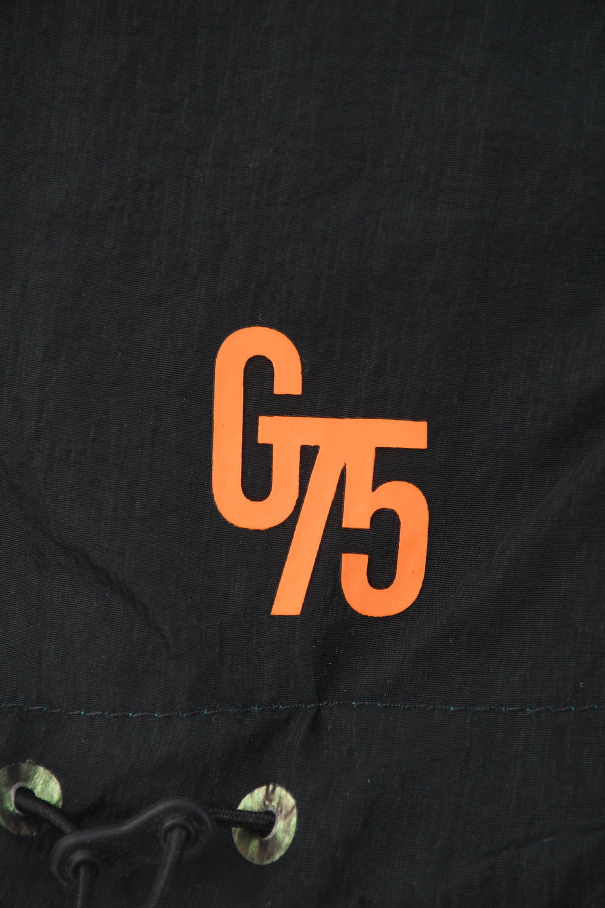 Coupe-vent réversible (zip orange) et face Œuvre “Asian Spleen” de Skio x Galerie 75 logo