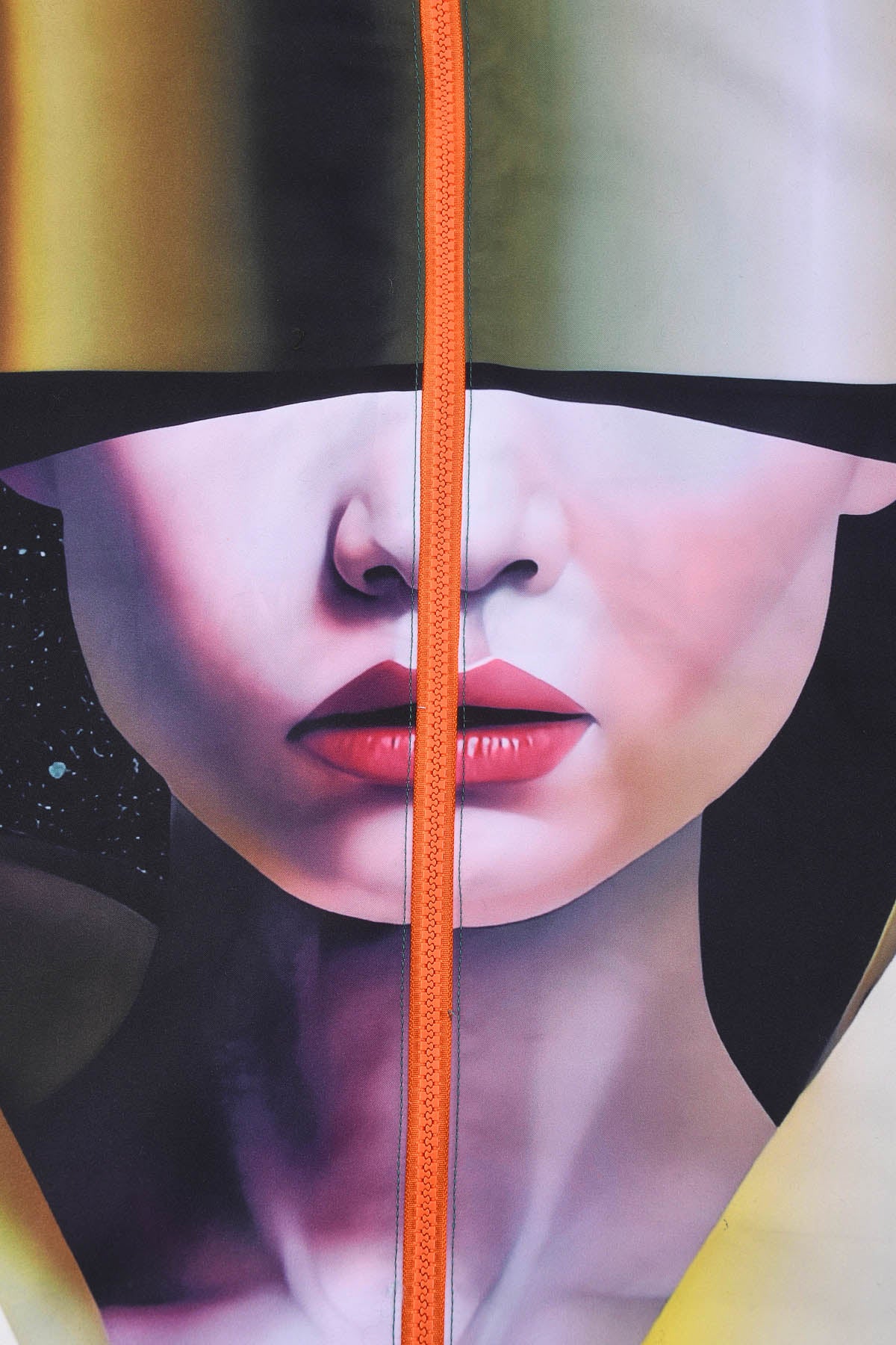 Coupe-vent réversible (zip orange) et face Œuvre “Asian Spleen” de Skio x Galerie 75 visuel