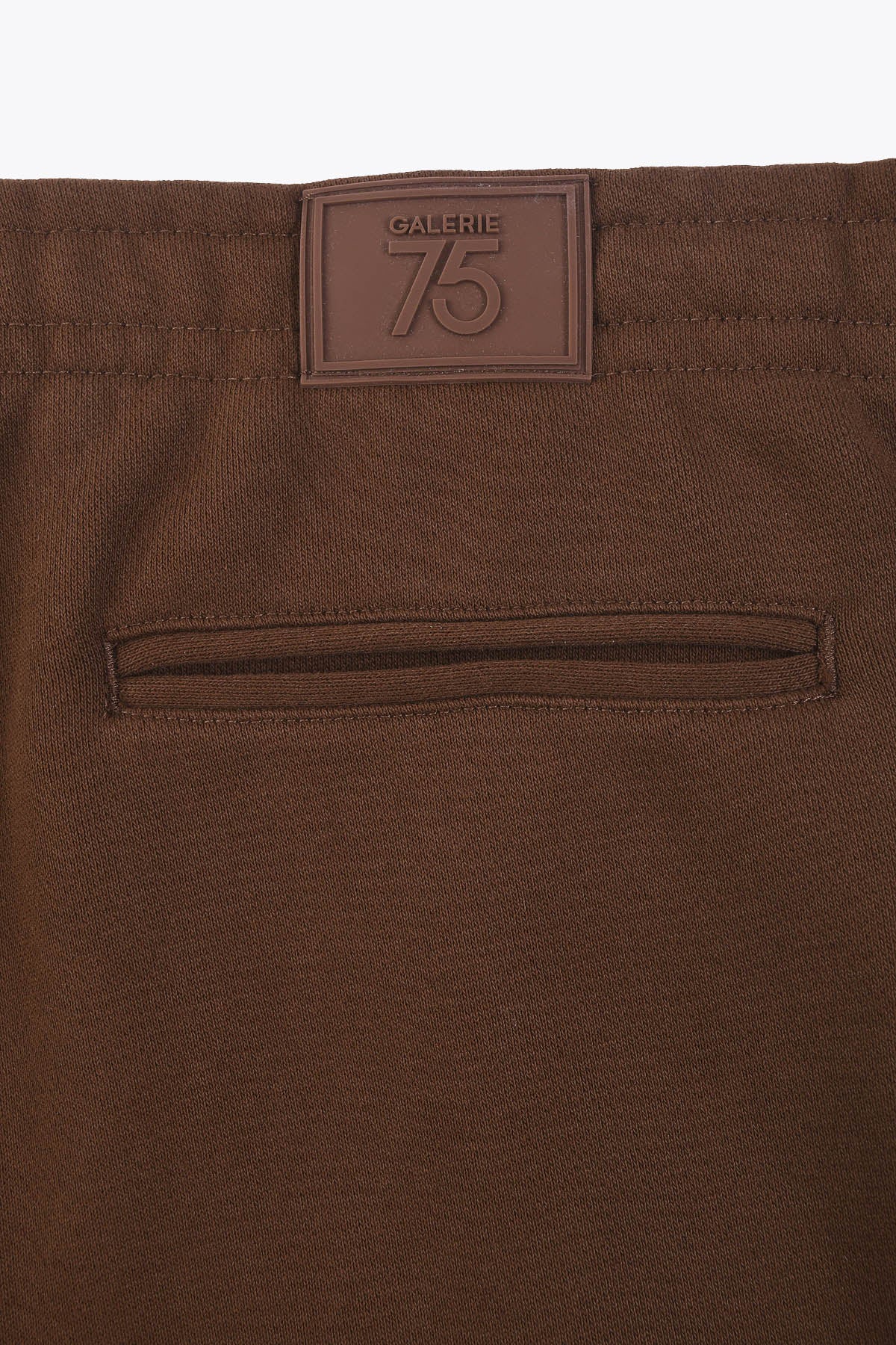 Etiquette Pantalon homme marron Galerie 75 avec Œuvre “Les Amazones” de Skio