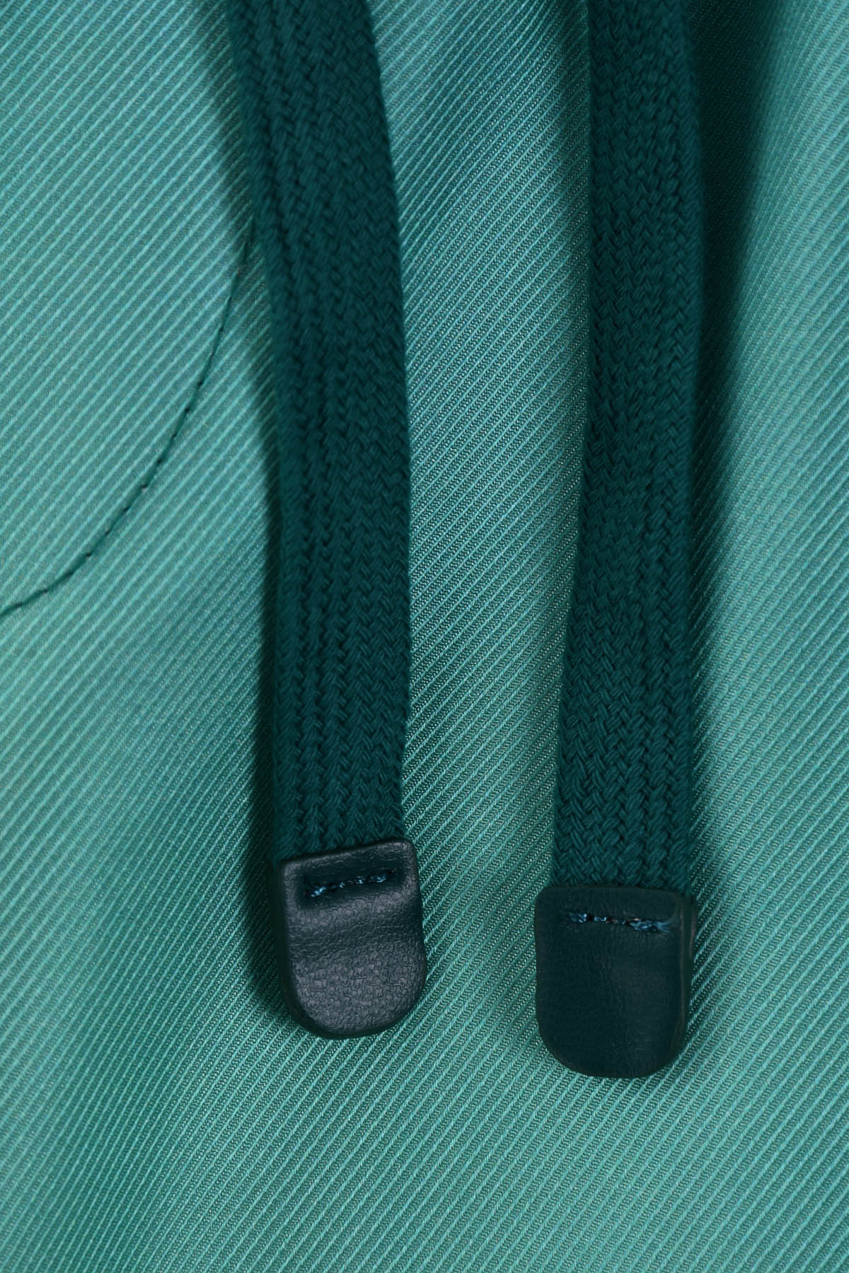 détail liens Pantalon homme en soie avec Œuvre “Asian Spleen” de Skio x Galerie 75