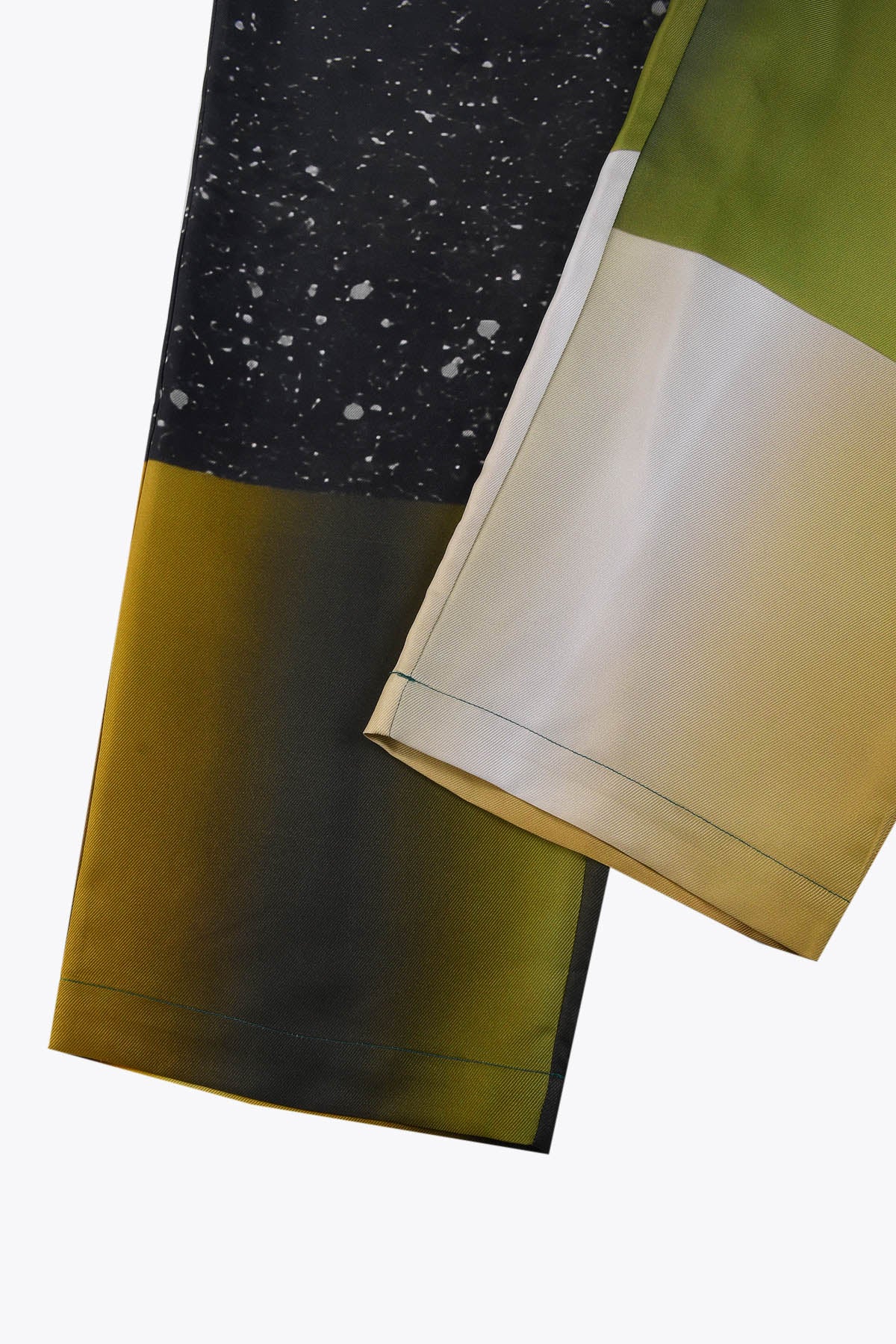 Détails ourlets Pantalon homme en soie avec Œuvre “Asian Spleen” de Skio x Galerie 75