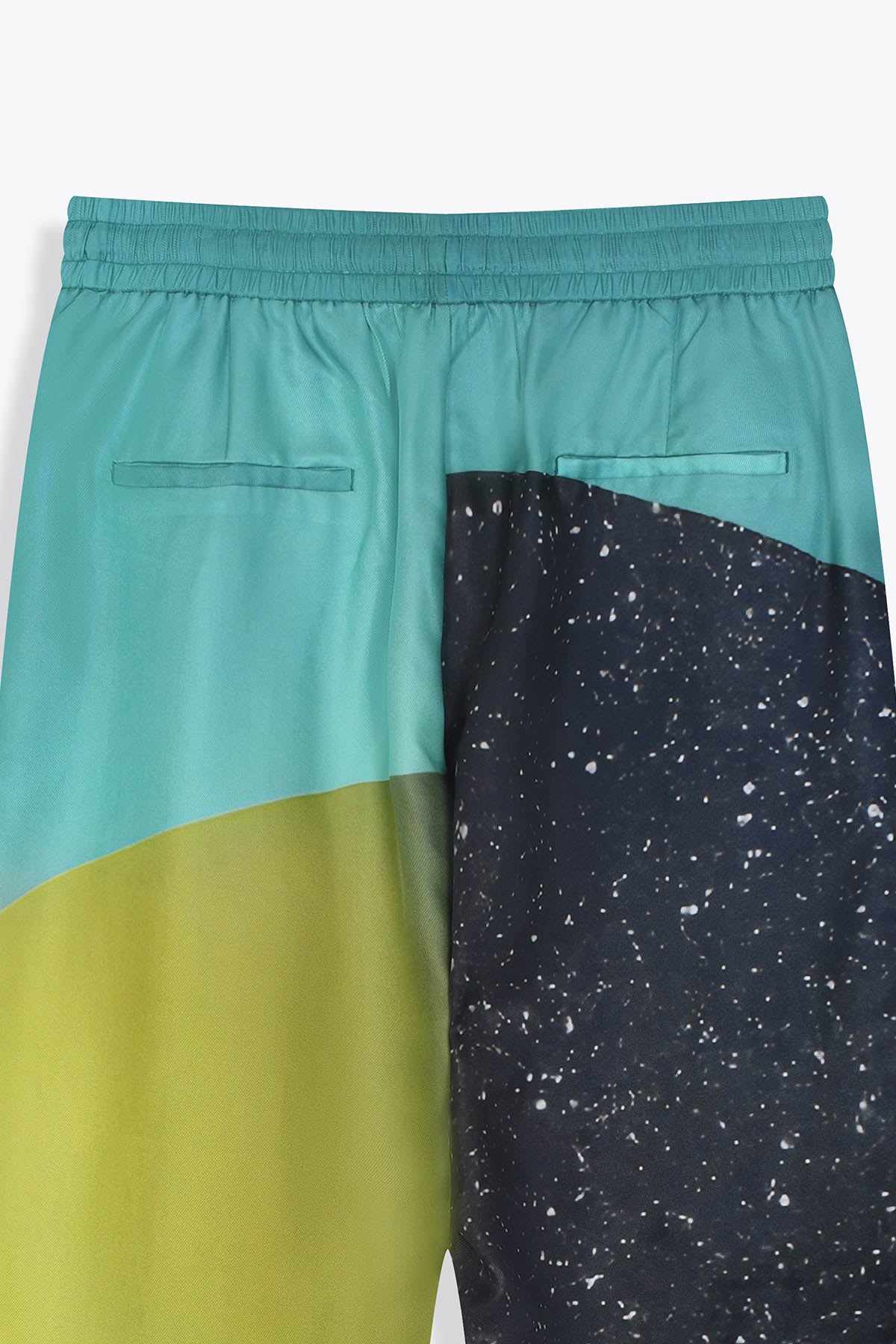 vue de dos Pantalon homme en soie avec Œuvre “Asian Spleen” de Skio x Galerie 75