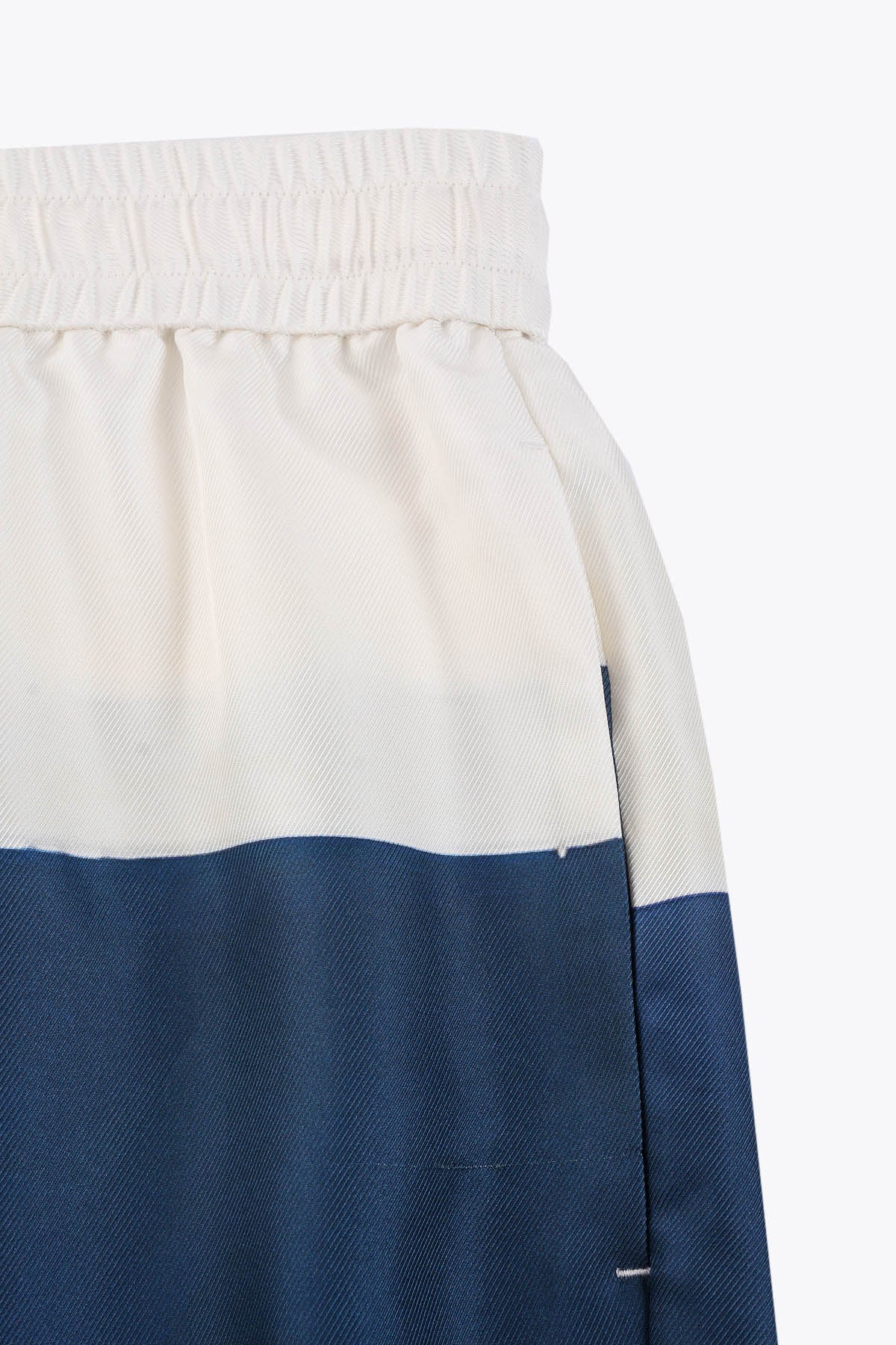 Poche latérale Pantalon homme en soie avec Œuvre “Guerrière” de Skio x Galerie 75