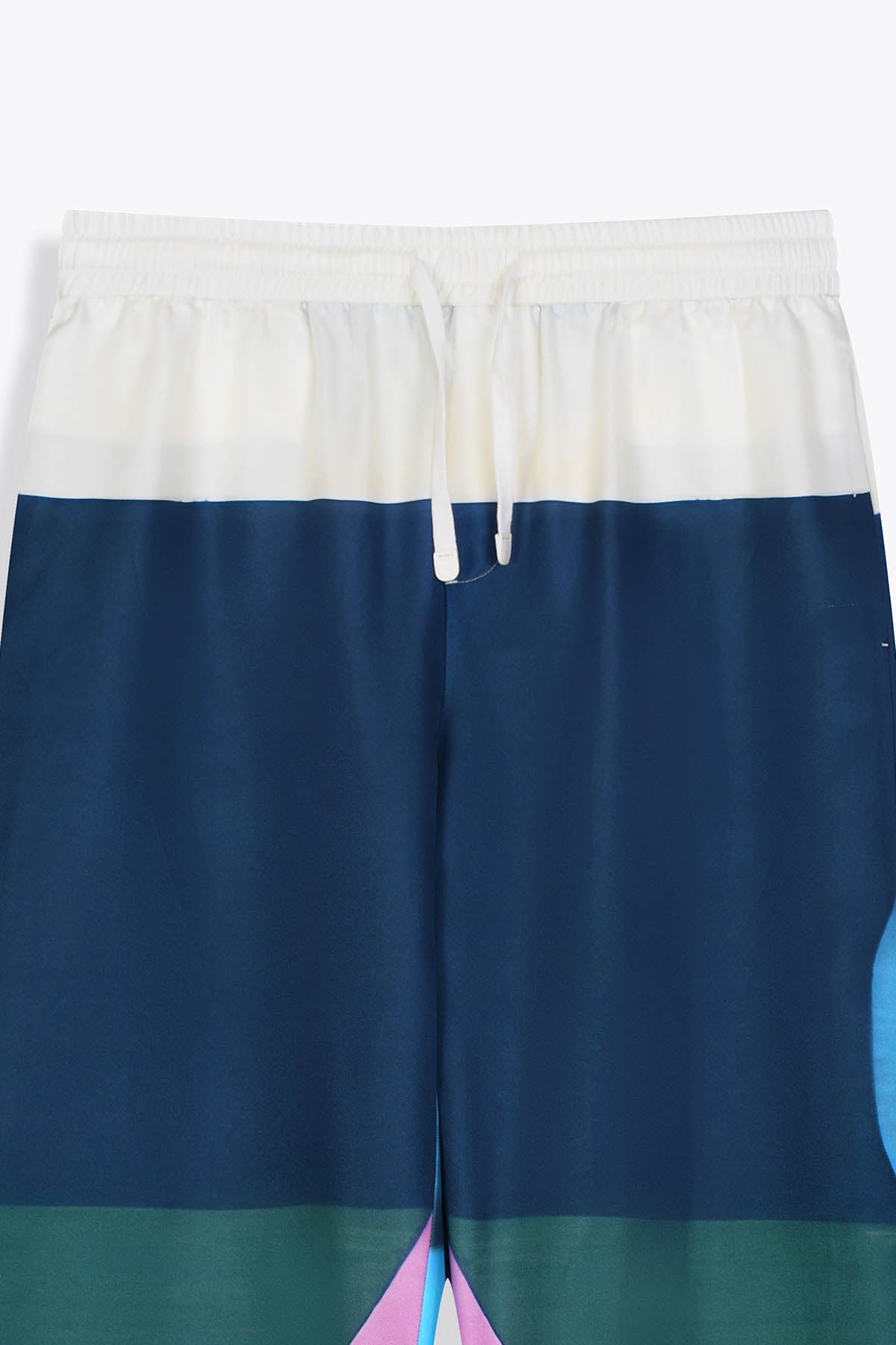 Détail taille Pantalon homme en soie avec Œuvre “Guerrière” de Skio x Galerie 75