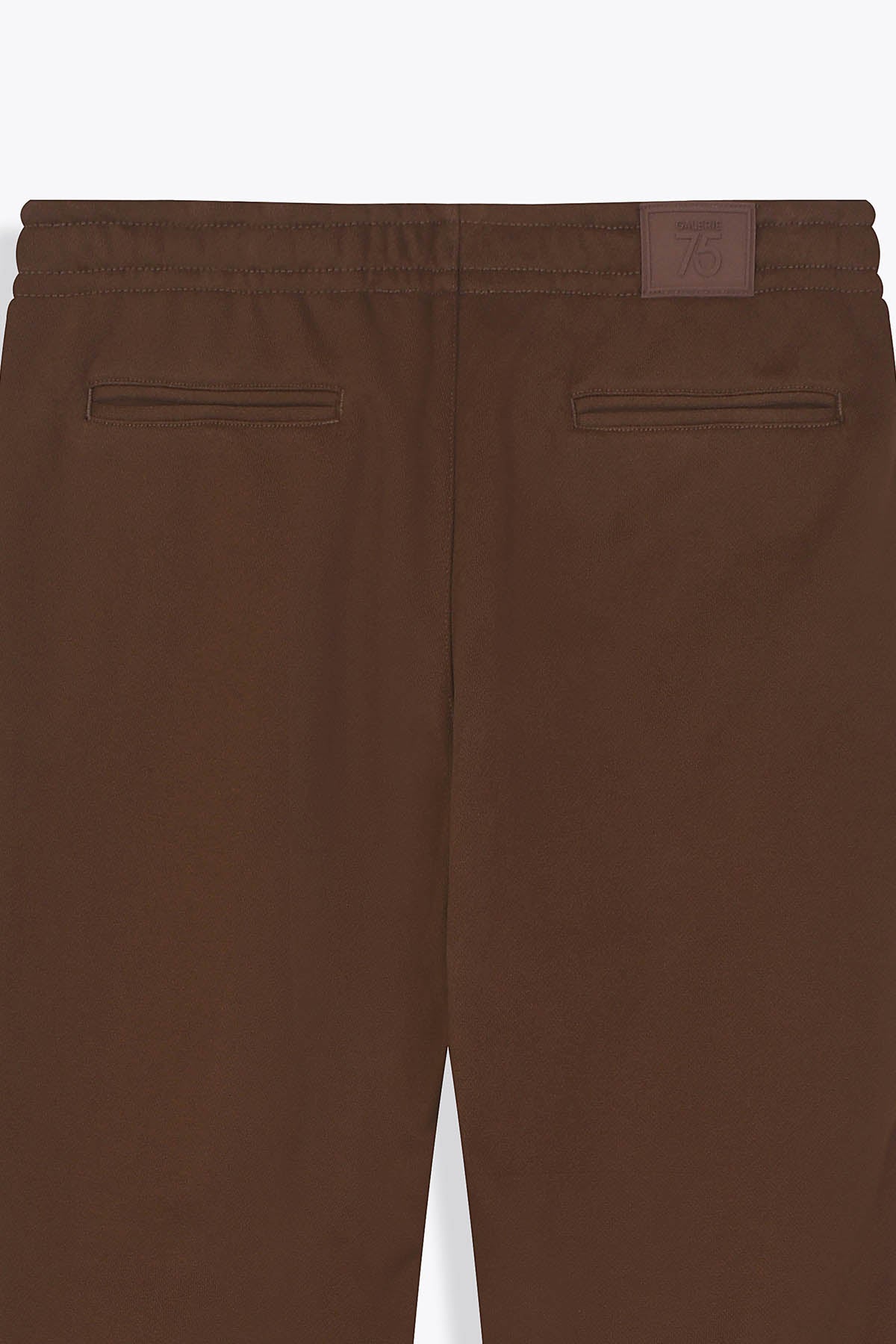 poches arrières Pantalon homme marron Galerie 75 avec Œuvre “Les Amazones” de Skio