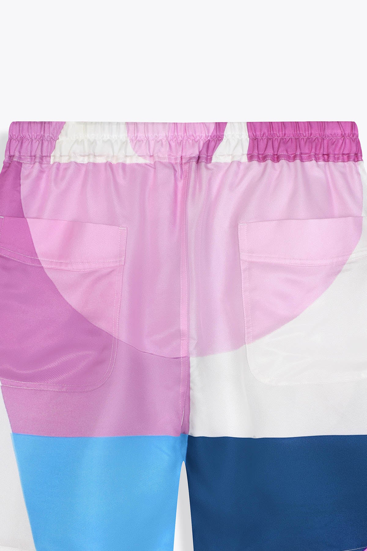 Short_en_soie_poches_details_homme_guerriere_Skio_Galerie_75