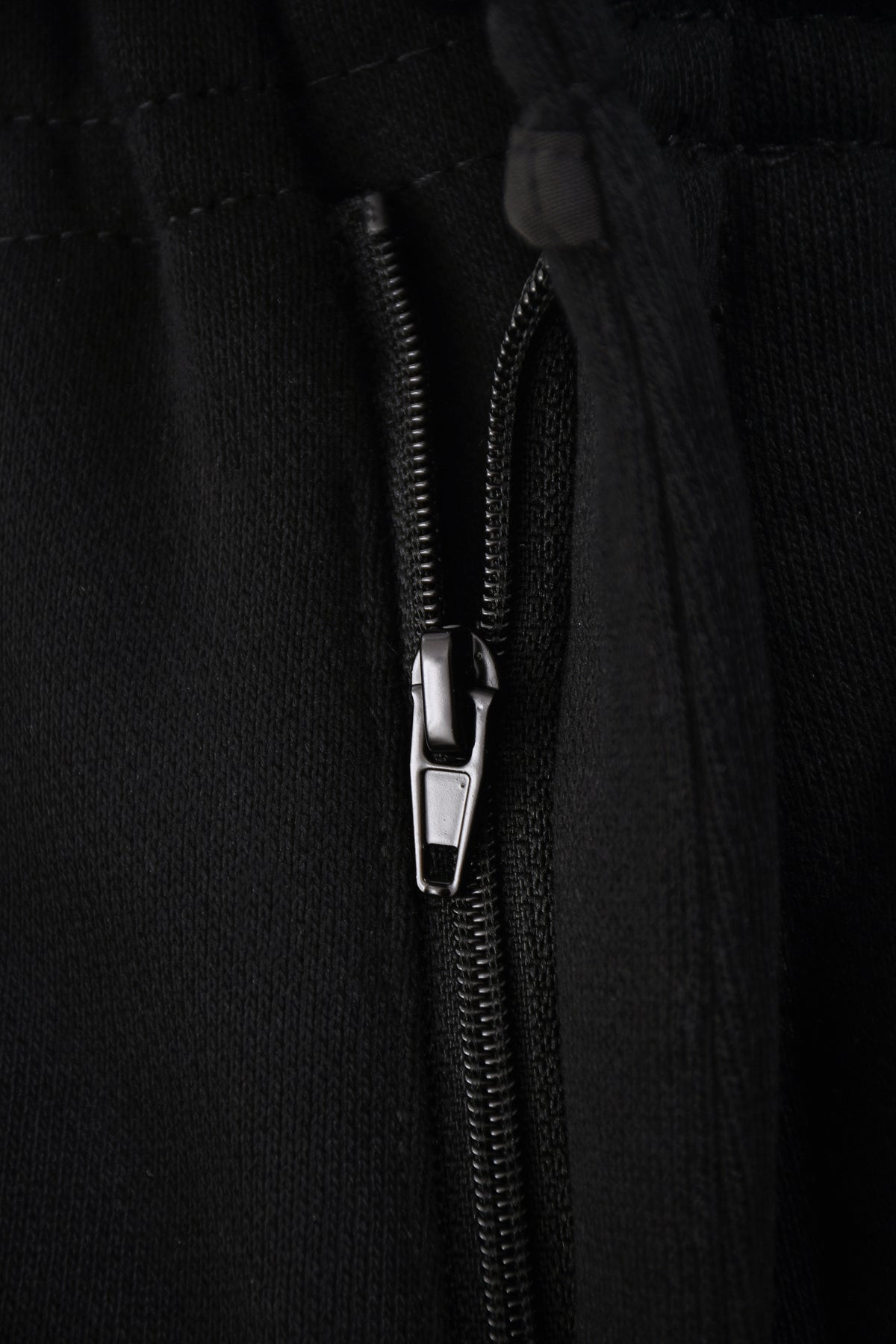 Short nylon homme Artdeco by Skio x Galerie 75 détail poche fermeture éclair