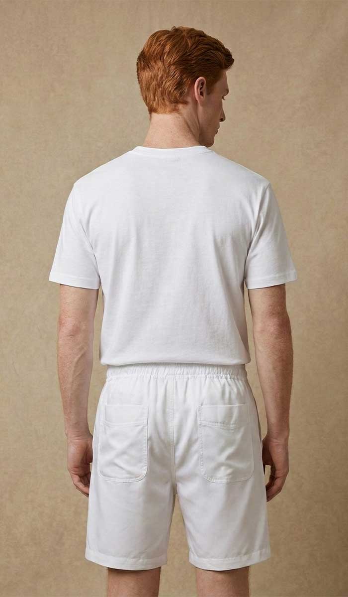 MANNEQUIN HOMME EST VETU DU TEE SHIRT BLANC POSE DEBOUT DOS A L'OBJECTIF 