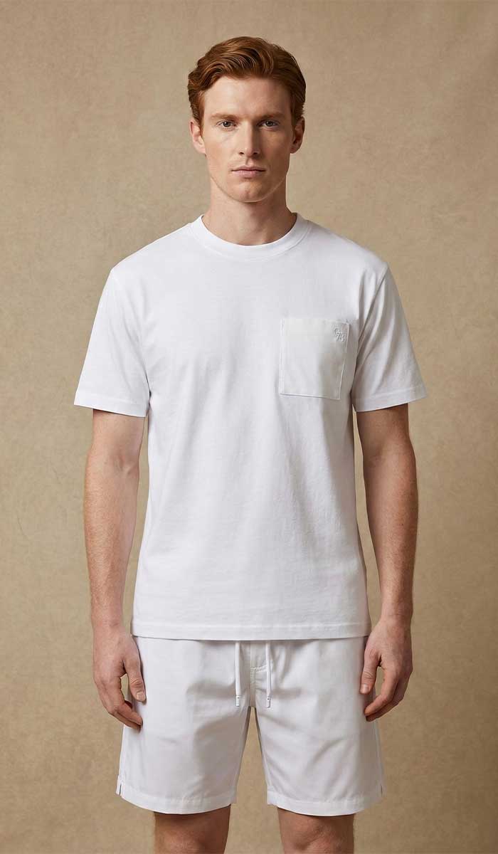 MANNEQUIN HOMME EST VETU DU TEE SHIRT BLANC POSE DEBOUT FACE A L'OBJECTIF 