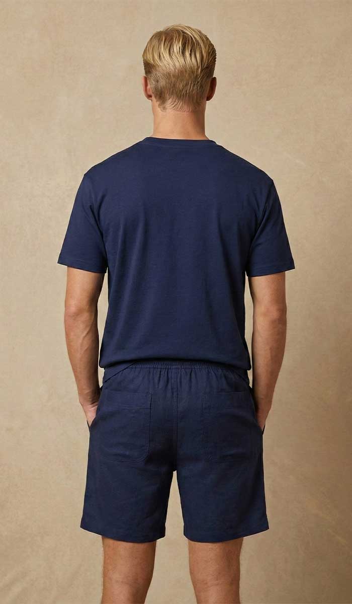 MANNEQUIN HOMME EST VETU DU TEE SHIRT BLEU NAVY DE DOS 