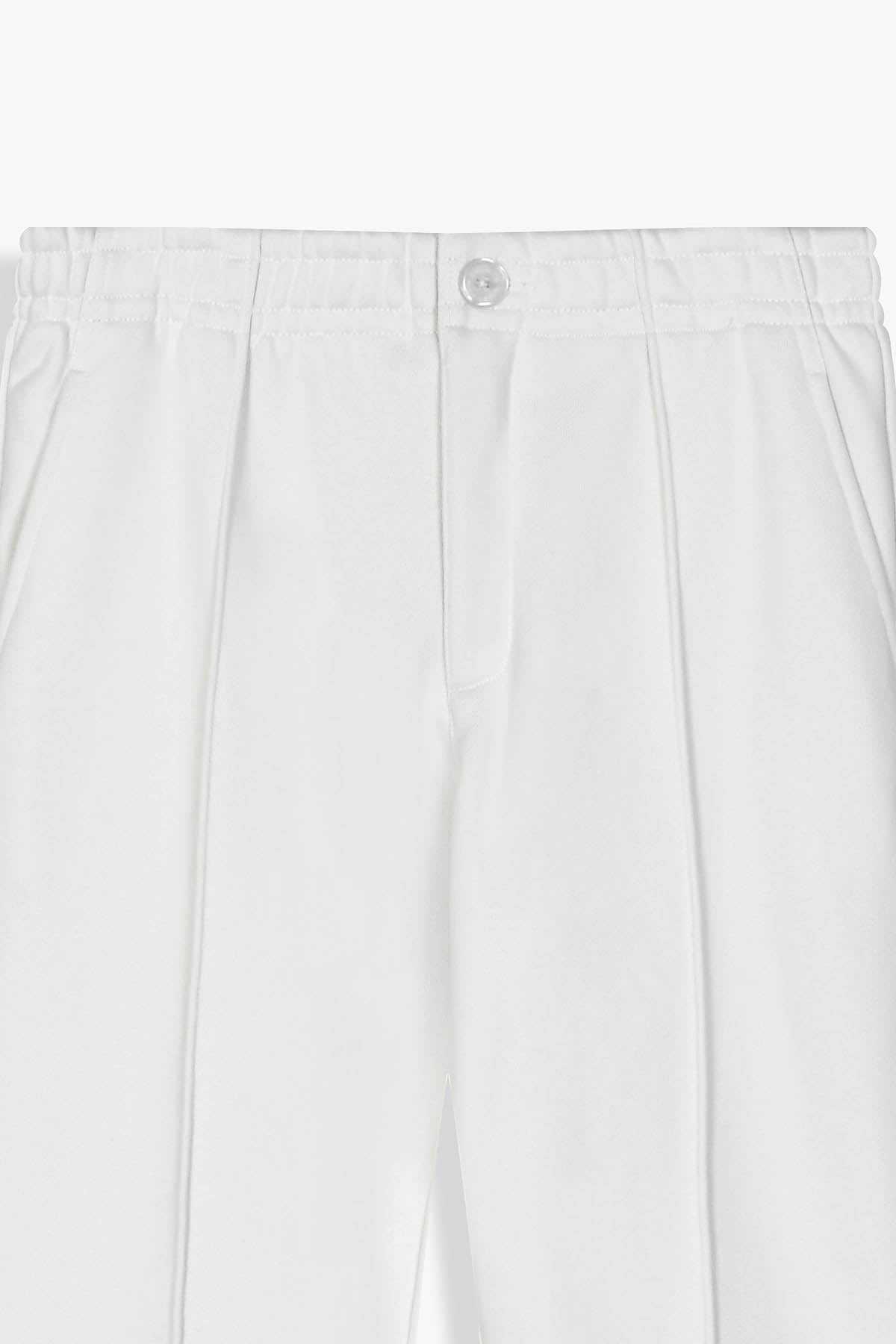 Vue taille Pantalon homme blanc cassé avec Revers Œuvre “Les Amazones” de Skio x Galerie 75