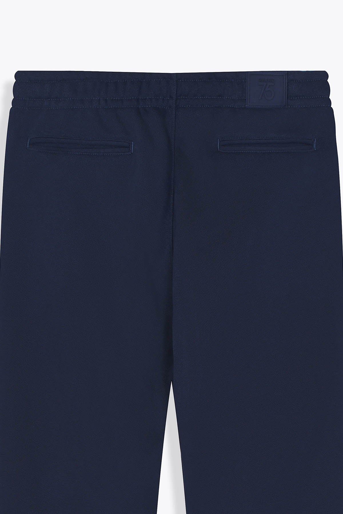 vue de dos Pantalon Homme bleu marine Galerie 75 avec revers Œuvre “Guerrière” de Skio