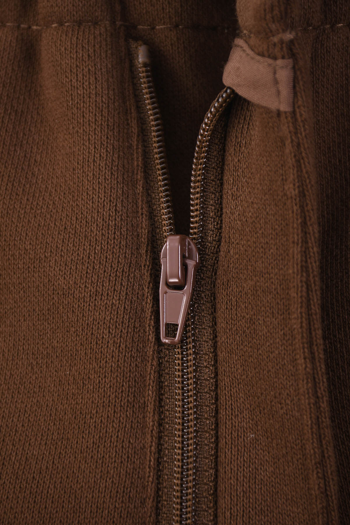 Zip Pantalon homme marron Galerie 75 avec Œuvre “Les Amazones” de Skio