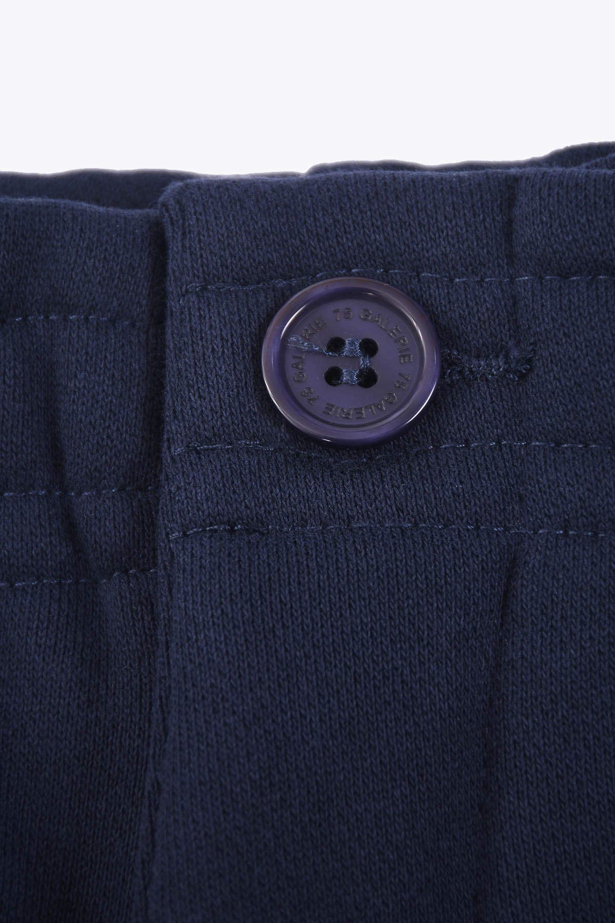 bouton Pantalon Homme bleu marine Galerie 75 avec revers Œuvre “Guerrière” de Skio
