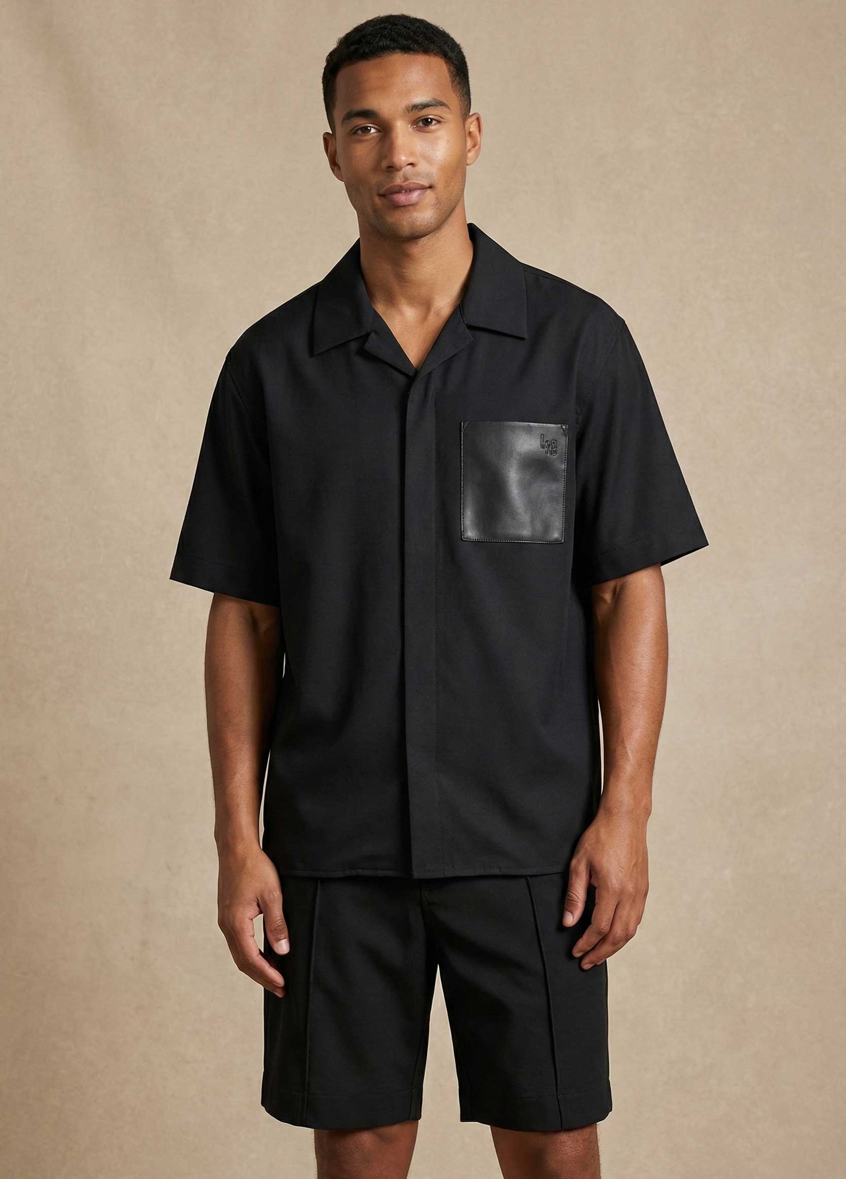 homme debout chemise noire G75 de face