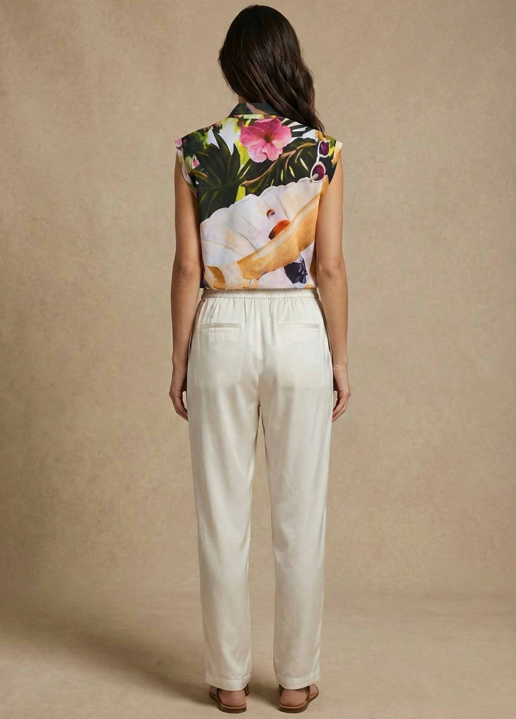 mannequin portant pantalon blanc soie de dos