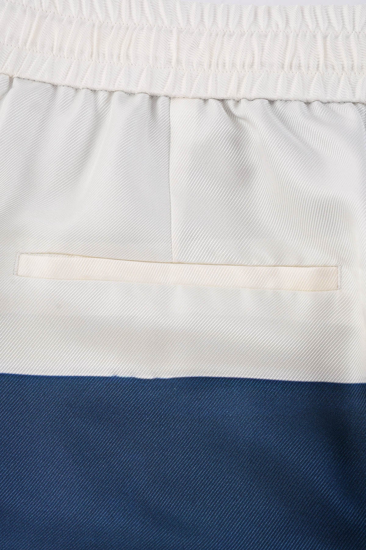 détail poche dos Pantalon homme en soie avec Œuvre “Guerrière” de Skio x Galerie 75