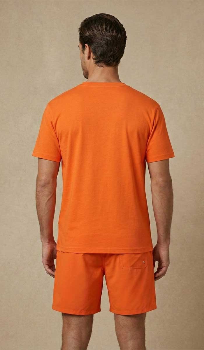 MANNEQUIN HOMME EST VETU DU TEE SHIRT ORANGE ET SHORT DE BAIN ASSORTI POSE DEBOUT DOS A L'OBJECTIF 