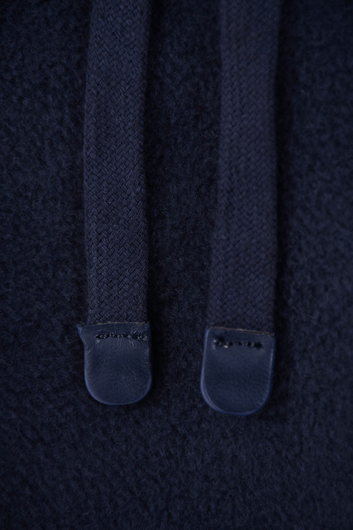 liens Pantalon Homme bleu marine Galerie 75 avec revers Œuvre “Guerrière” de Skio