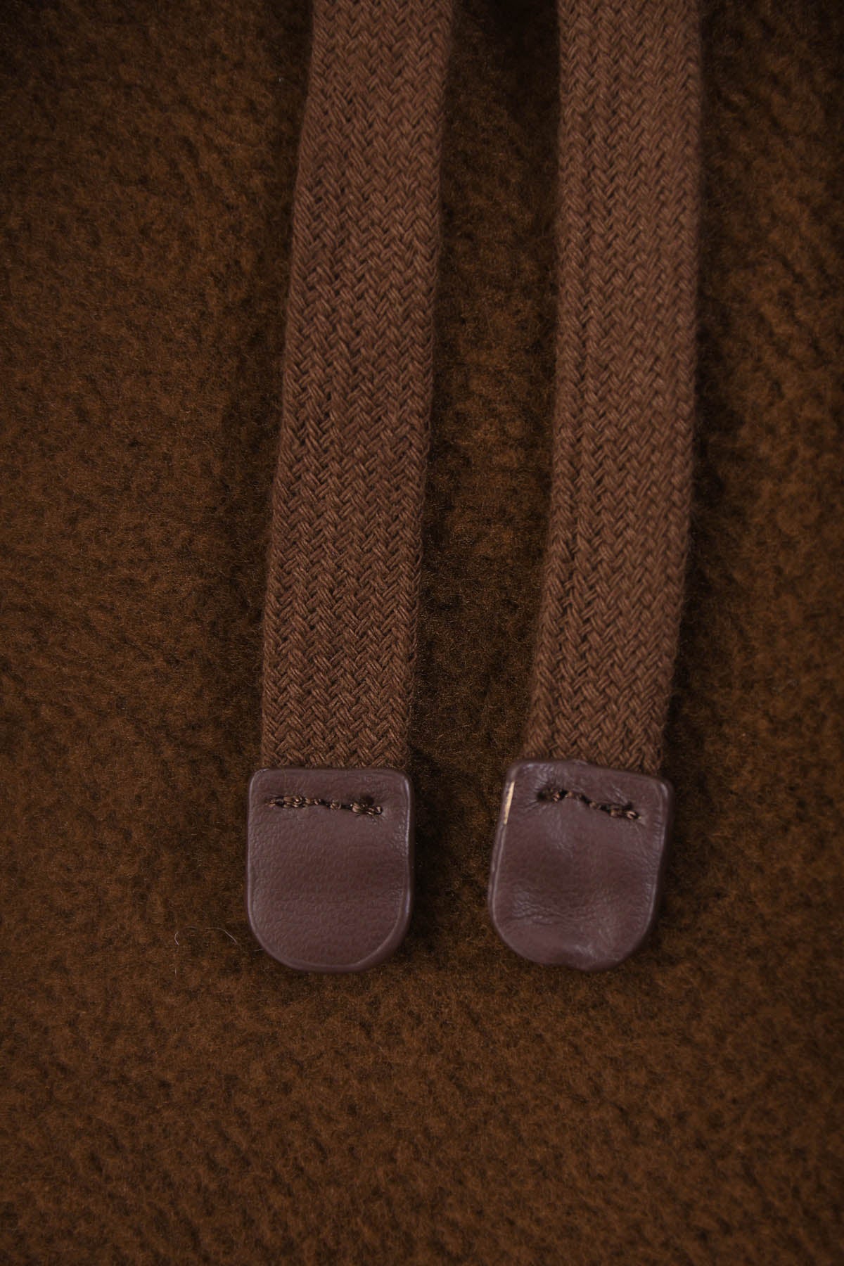 Liens Pantalon homme marron Galerie 75 avec Œuvre “Les Amazones” de Skio
