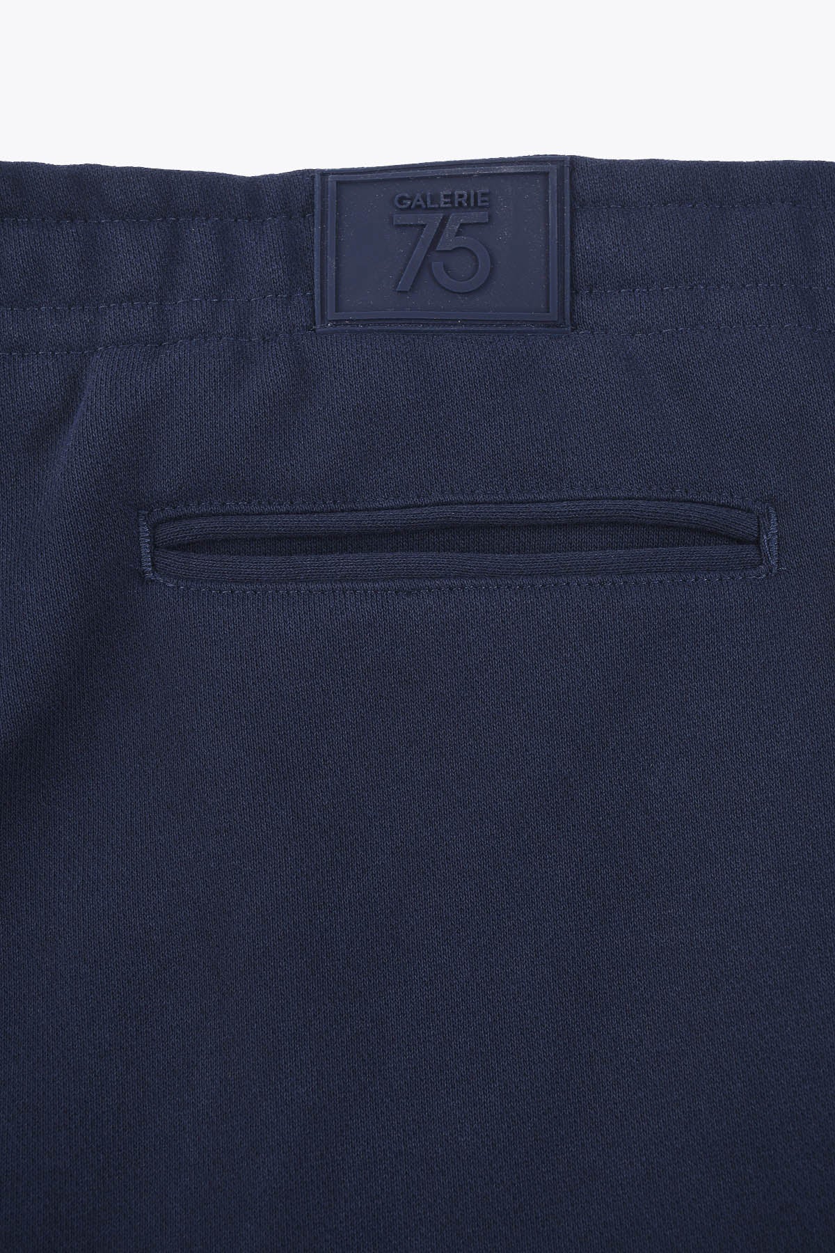 poche arriere Pantalon Homme bleu marine Galerie 75 avec revers Œuvre “Guerrière” de Skio