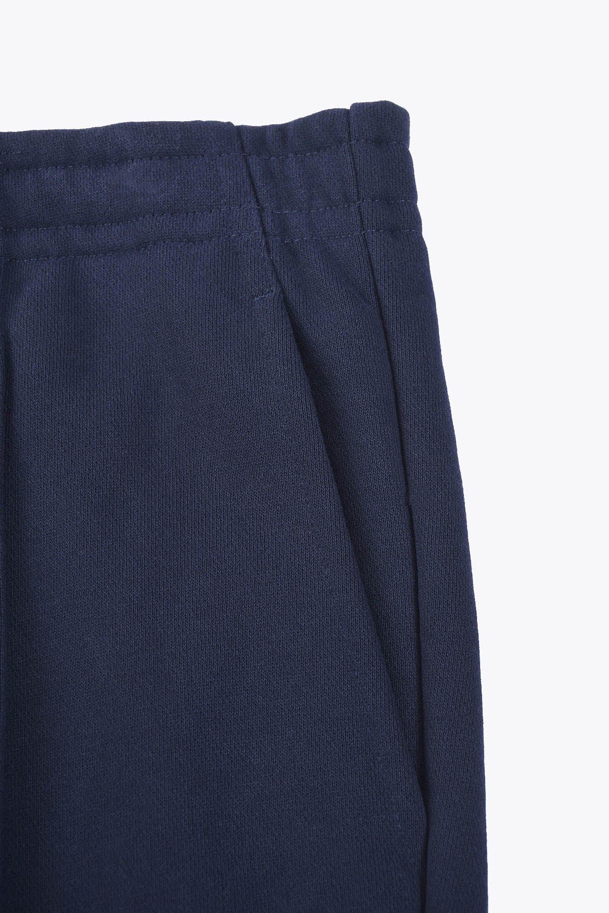 poche latérale Pantalon Homme bleu marine Galerie 75 avec revers Œuvre “Guerrière” de Skio