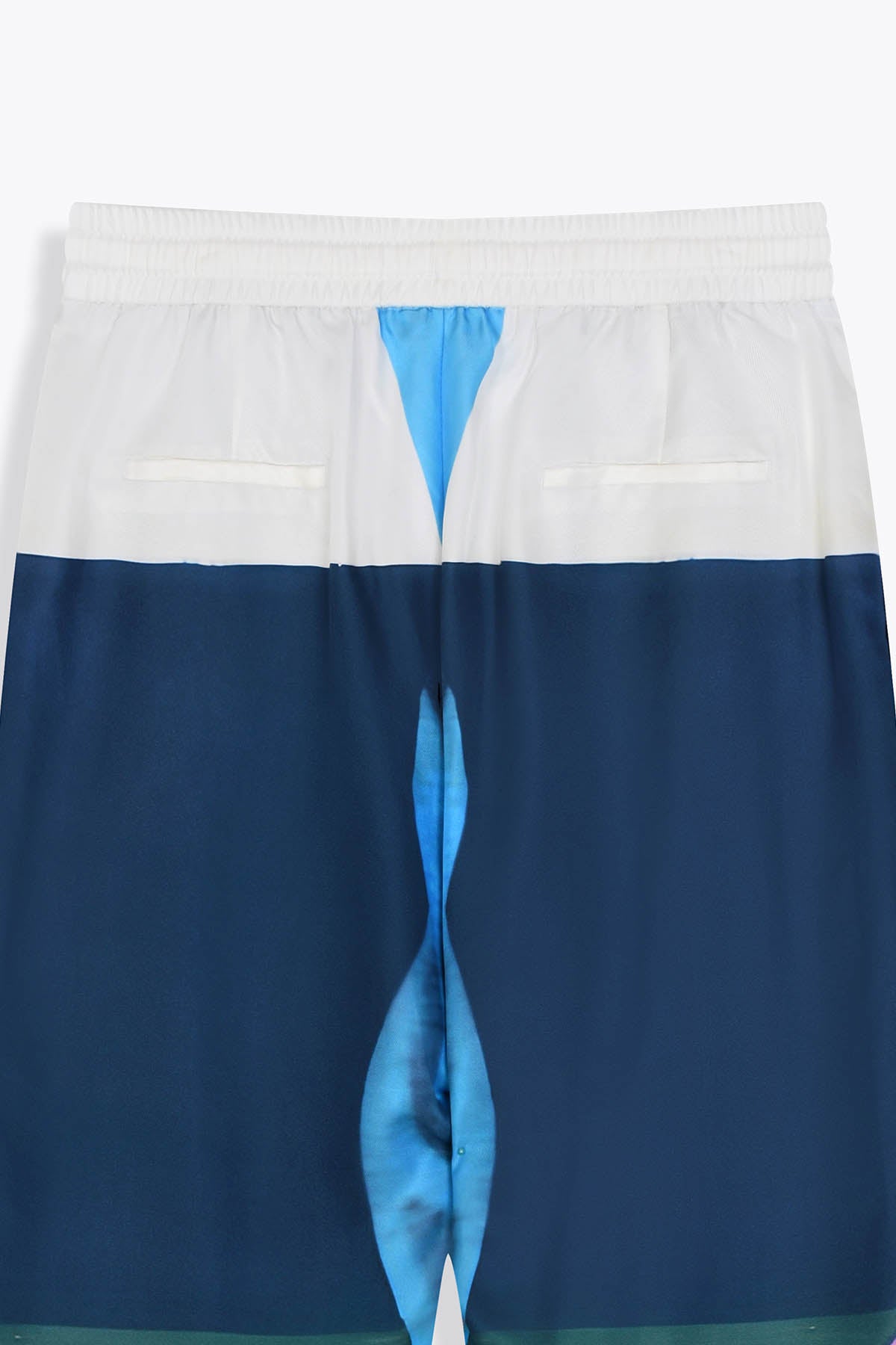 Poches arrières Pantalon homme en soie avec Œuvre “Guerrière” de Skio x Galerie 75