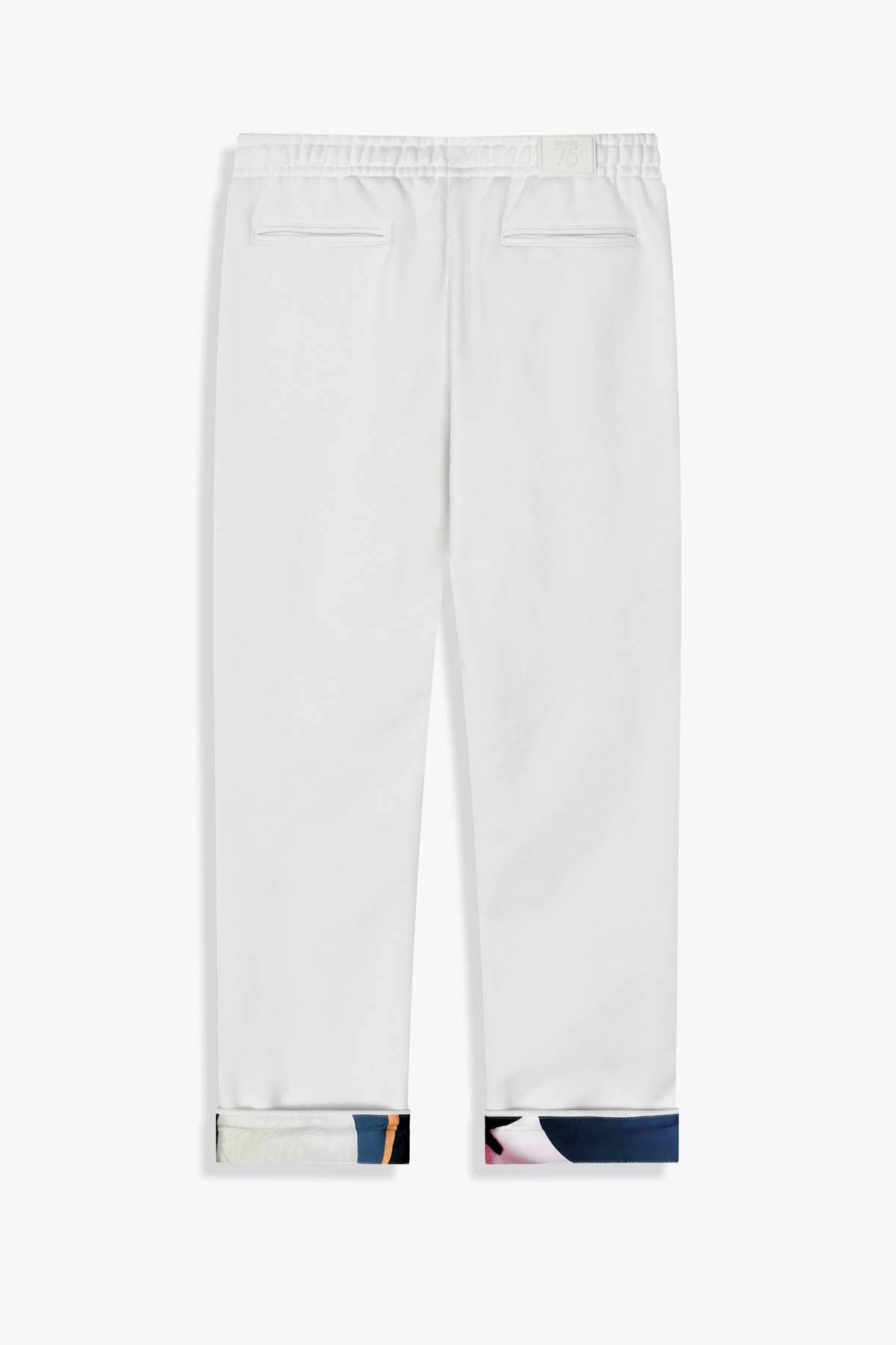 revers dos Pantalon homme blanc cassé avec Revers Œuvre “Les Amazones” de Skio x Galerie 75