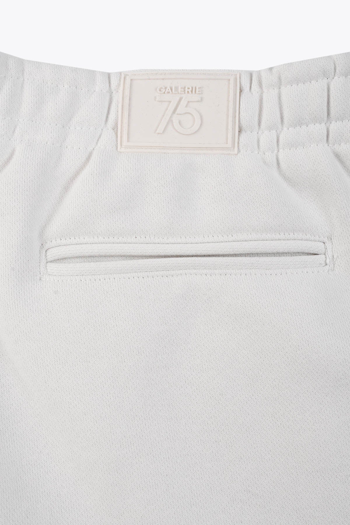 étiquette Pantalon homme blanc cassé avec Revers Œuvre “Les Amazones” de Skio x Galerie 75